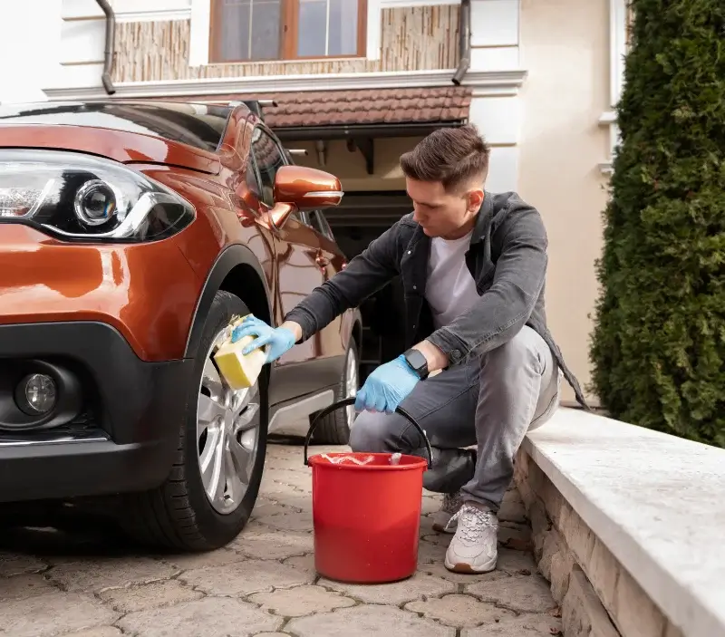 Lavage auto à domicile Vigoux : professionnel intervenant sur un véhicule